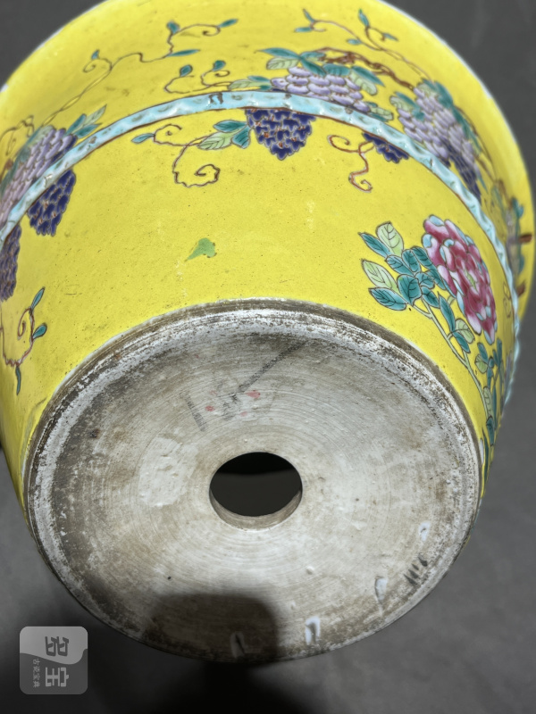清 黄地粉彩葡萄花鸟纹花盆 - 图7